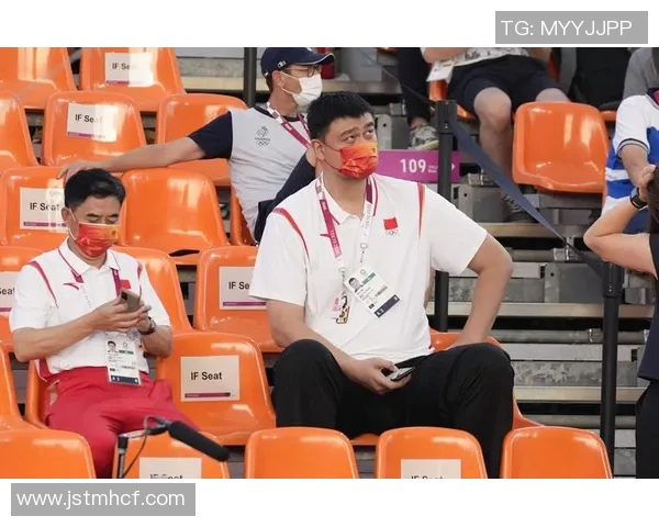 姚明在赛场上展现绝佳技艺令对手无奈屈服人仰马翻的精彩瞬间