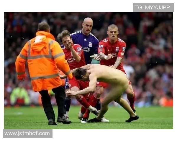 狂热球迷疯狂为热火加油，零距离直击球场风暴